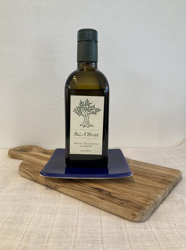 Mi Olivar grüne Edition fruchtig pikant und ein Keramikteller blau